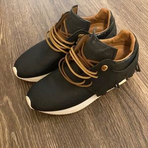 Esseutesse black leather fringe sneaker